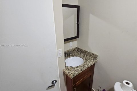 House in Pembroke Pines, Florida 3 bedrooms, 125.14 sq.m. № 1952824 - photo 28