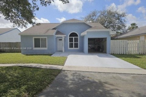 House in Pembroke Pines, Florida 3 bedrooms, 125.14 sq.m. № 1952824 - photo 1