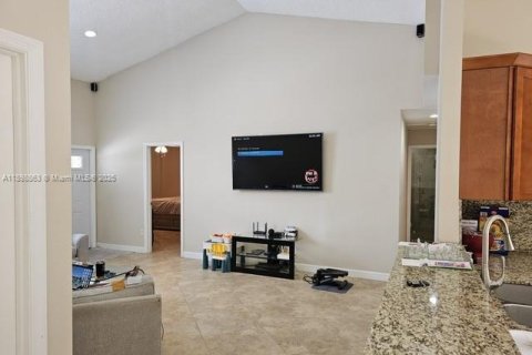 House in Pembroke Pines, Florida 3 bedrooms, 125.14 sq.m. № 1952824 - photo 17