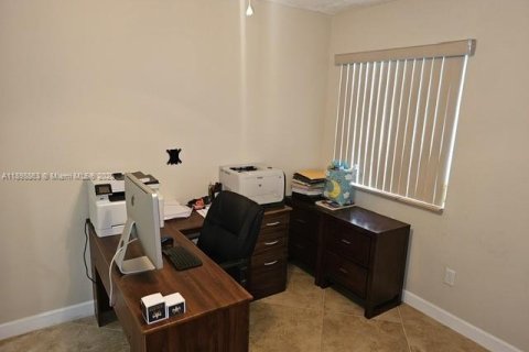 House in Pembroke Pines, Florida 3 bedrooms, 125.14 sq.m. № 1952824 - photo 11