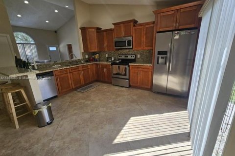 House in Pembroke Pines, Florida 3 bedrooms, 125.14 sq.m. № 1952824 - photo 15