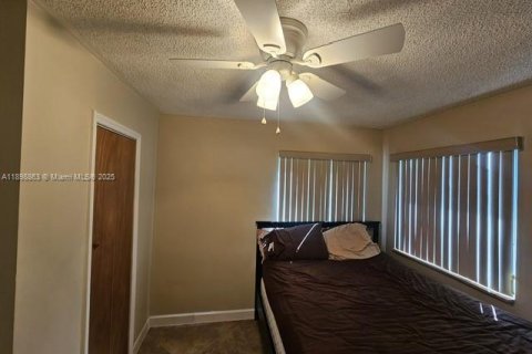 House in Pembroke Pines, Florida 3 bedrooms, 125.14 sq.m. № 1952824 - photo 13
