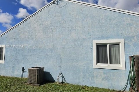 House in Pembroke Pines, Florida 3 bedrooms, 125.14 sq.m. № 1952824 - photo 2