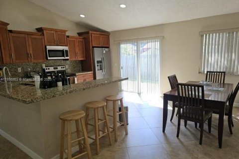 House in Pembroke Pines, Florida 3 bedrooms, 125.14 sq.m. № 1952824 - photo 23