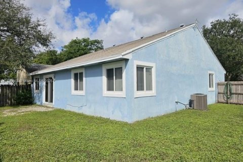 House in Pembroke Pines, Florida 3 bedrooms, 125.14 sq.m. № 1952824 - photo 3