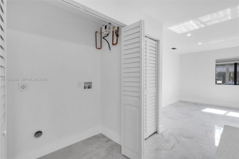 House in Miami, Florida 3 bedrooms, 176.51 sq.m. № 1977350 - photo 21