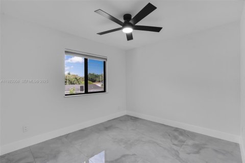 House in Miami, Florida 3 bedrooms, 176.51 sq.m. № 1977350 - photo 17