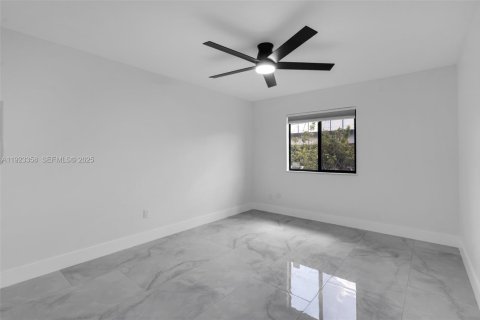 House in Miami, Florida 3 bedrooms, 176.51 sq.m. № 1977350 - photo 13