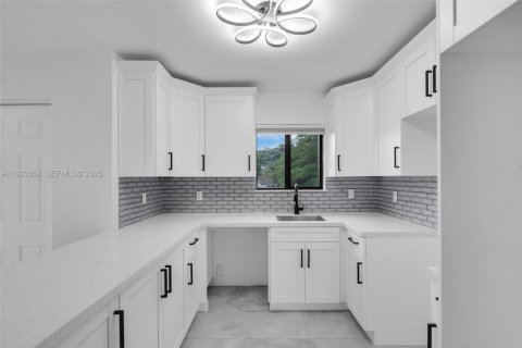 House in Miami, Florida 3 bedrooms, 176.51 sq.m. № 1977350 - photo 10