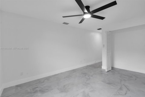 House in Miami, Florida 3 bedrooms, 176.51 sq.m. № 1977350 - photo 14