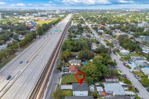 House in Miami, Florida 3 bedrooms, 176.51 sq.m. № 1977350 - photo 25