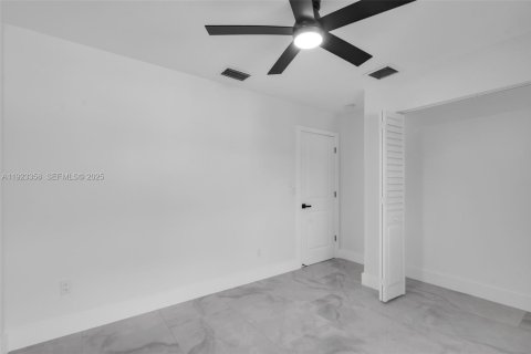 House in Miami, Florida 3 bedrooms, 176.51 sq.m. № 1977350 - photo 18