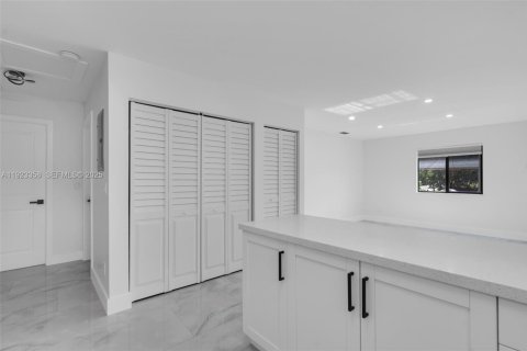 House in Miami, Florida 3 bedrooms, 176.51 sq.m. № 1977350 - photo 12