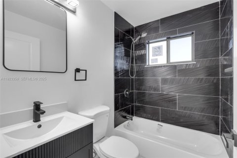 House in Miami, Florida 3 bedrooms, 176.51 sq.m. № 1977350 - photo 15