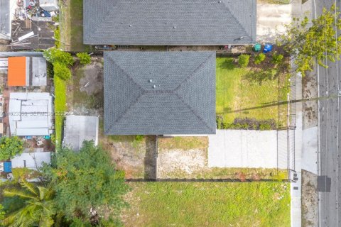 House in Miami, Florida 3 bedrooms, 176.51 sq.m. № 1977350 - photo 30