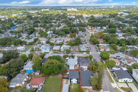 House in Miami, Florida 3 bedrooms, 176.51 sq.m. № 1977350 - photo 24