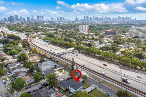 House in Miami, Florida 3 bedrooms, 176.51 sq.m. № 1977350 - photo 27