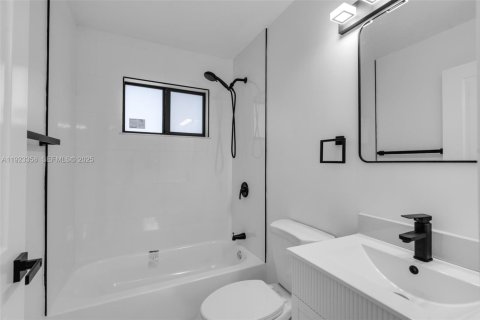 House in Miami, Florida 3 bedrooms, 176.51 sq.m. № 1977350 - photo 16