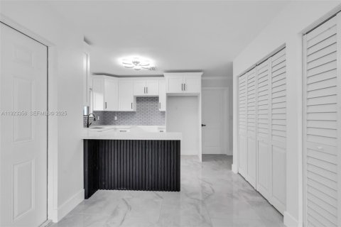 House in Miami, Florida 3 bedrooms, 176.51 sq.m. № 1977350 - photo 9