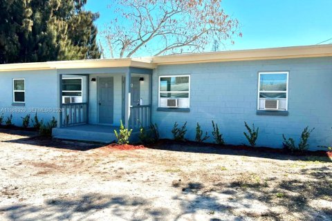 House in St. Lucie, Florida 2 bedrooms, 111.48 sq.m. № 2051824