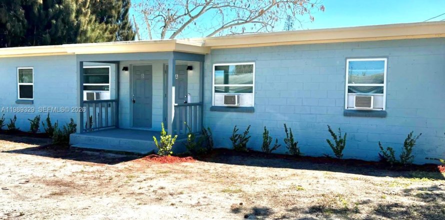 House in St. Lucie, Florida 2 bedrooms, 111.48 sq.m. № 2051824