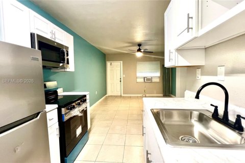 House in St. Lucie, Florida 2 bedrooms, 111.48 sq.m. № 2051824 - photo 6