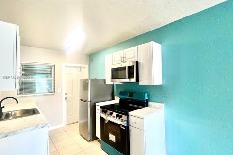 House in St. Lucie, Florida 2 bedrooms, 111.48 sq.m. № 2051824 - photo 5