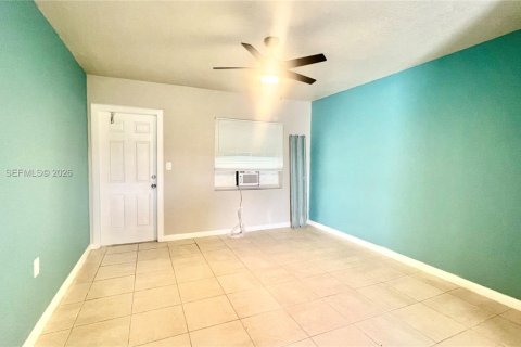 House in St. Lucie, Florida 2 bedrooms, 111.48 sq.m. № 2051824 - photo 11