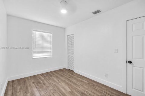 House in Opa-locka, Florida 3 bedrooms, 121.52 sq.m. № 1833875 - photo 8