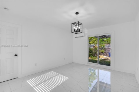 House in Opa-locka, Florida 3 bedrooms, 121.52 sq.m. № 1833875 - photo 4