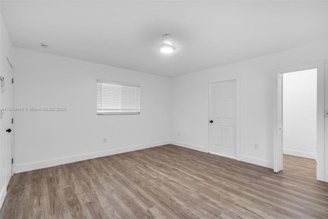 House in Opa-locka, Florida 3 bedrooms, 121.52 sq.m. № 1833875 - photo 5
