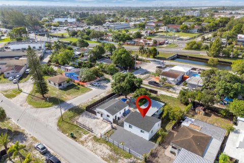 House in Opa-locka, Florida 3 bedrooms, 121.52 sq.m. № 1833875 - photo 14