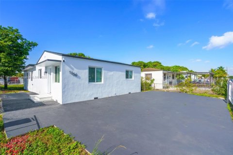 House in Opa-locka, Florida 3 bedrooms, 121.52 sq.m. № 1833875 - photo 3