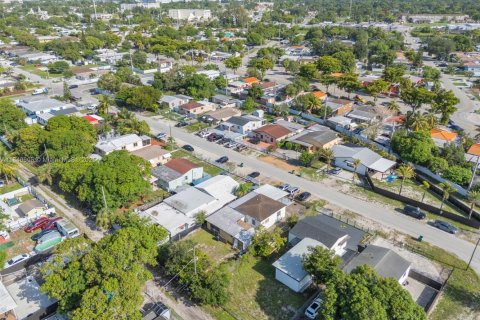 House in Opa-locka, Florida 3 bedrooms, 121.52 sq.m. № 1833875 - photo 21