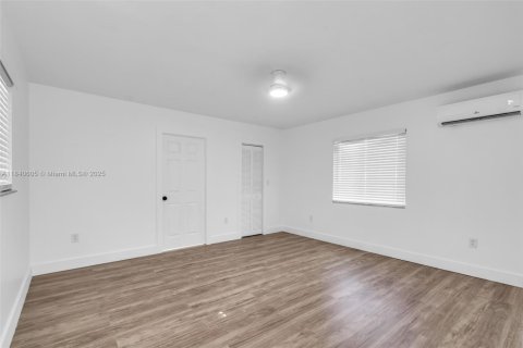 House in Opa-locka, Florida 3 bedrooms, 121.52 sq.m. № 1833875 - photo 16