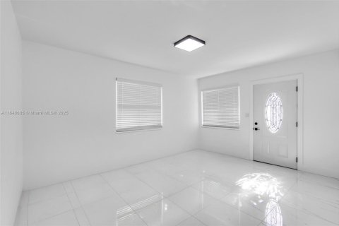 House in Opa-locka, Florida 3 bedrooms, 121.52 sq.m. № 1833875 - photo 11