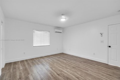 House in Opa-locka, Florida 3 bedrooms, 121.52 sq.m. № 1833875 - photo 6