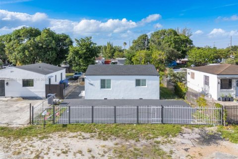 House in Opa-locka, Florida 3 bedrooms, 121.52 sq.m. № 1833875 - photo 13