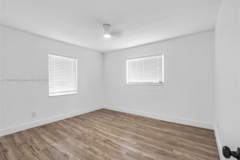House in Opa-locka, Florida 3 bedrooms, 121.52 sq.m. № 1833875 - photo 9