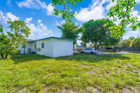 House in Opa-locka, Florida 3 bedrooms, 121.52 sq.m. № 1833875 - photo 12