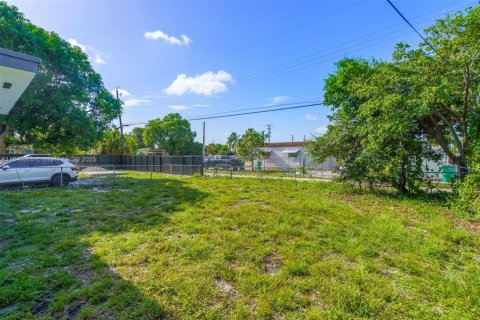 House in Opa-locka, Florida 3 bedrooms, 121.52 sq.m. № 1833875 - photo 19
