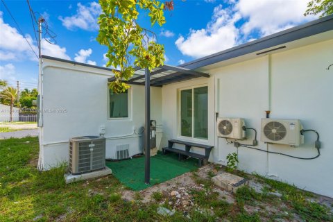 House in Opa-locka, Florida 3 bedrooms, 121.52 sq.m. № 1833875 - photo 20