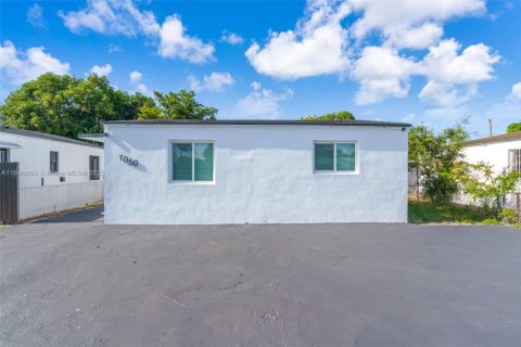 House in Opa-locka, Florida 3 bedrooms, 121.52 sq.m. № 1833875 - photo 1