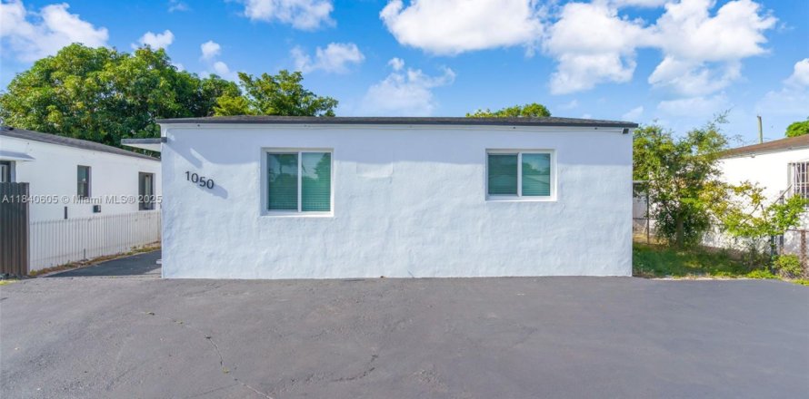 House in Opa-locka, Florida 3 bedrooms, 121.52 sq.m. № 1833875