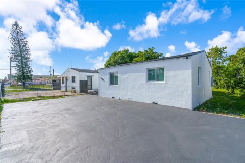House in Opa-locka, Florida 3 bedrooms, 121.52 sq.m. № 1833875 - photo 2