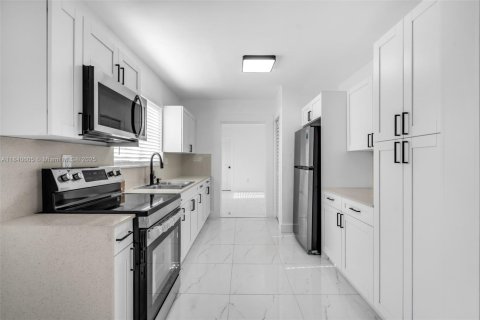 House in Opa-locka, Florida 3 bedrooms, 121.52 sq.m. № 1833875 - photo 15