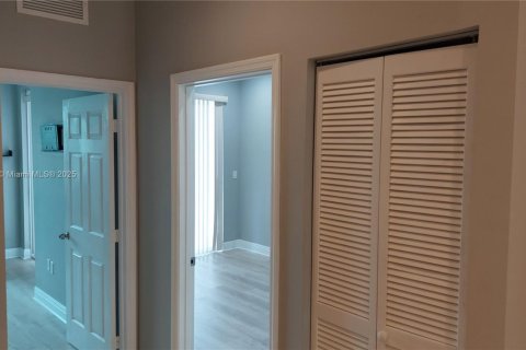 Townhouse in Hollywood, Florida 4 bedrooms, 215.16 sq.m. № 1927990 - photo 19