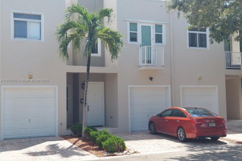 Townhouse in Hollywood, Florida 4 bedrooms, 215.16 sq.m. № 1927990 - photo 3
