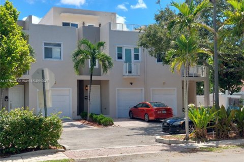 Townhouse in Hollywood, Florida 4 bedrooms, 215.16 sq.m. № 1927990 - photo 2