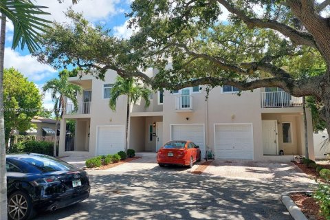 Townhouse in Hollywood, Florida 4 bedrooms, 215.16 sq.m. № 1927990 - photo 1
